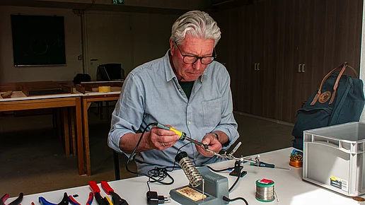 Rolf lötet elektronische Teile zusammen