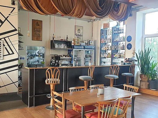 Die Theke der Bar bei schönem Tageslicht