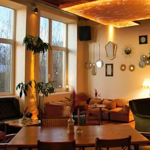Die Sitzgelegenheiten in der Bar mit Blick nach draußen