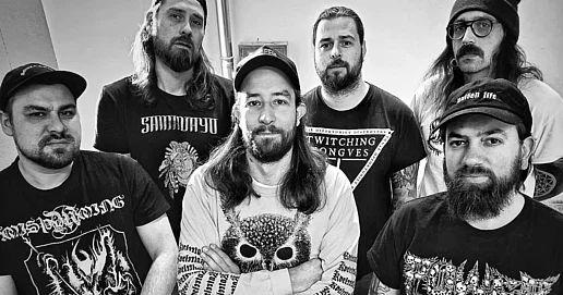 Das Bild zeigt die Band Hawery. In schwarz-weiß sind sechs Personen abgebildet. Sie schauen alle in die Kamera.